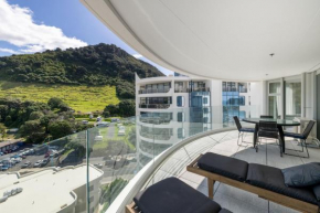 Oceanside Apartment with Iconic Views